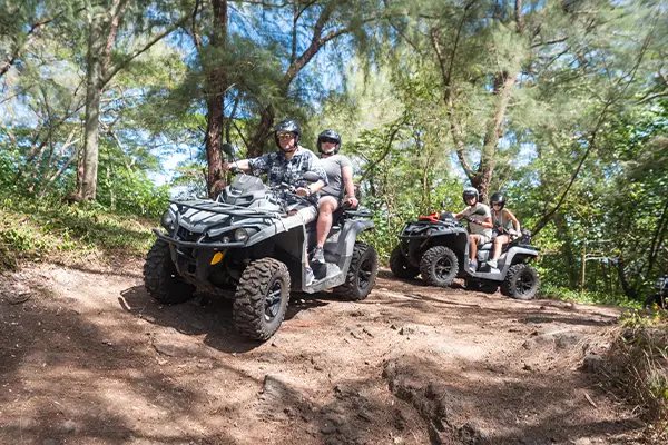 Aventure ATV Quad explorant l'intérieur montagneux de Bora Bora